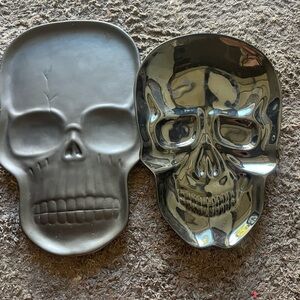2 skull serving trays